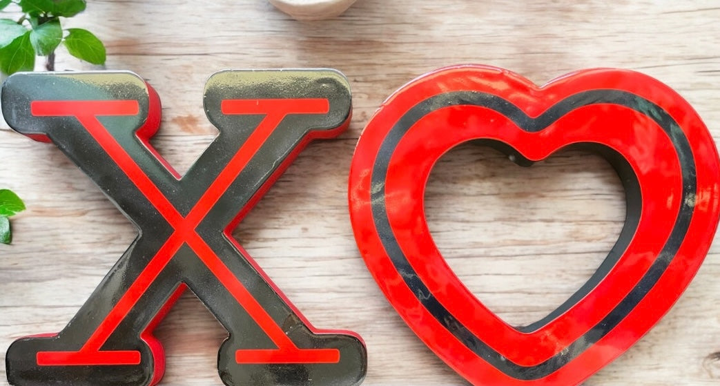 “XOXO” Sign Shelf Decor